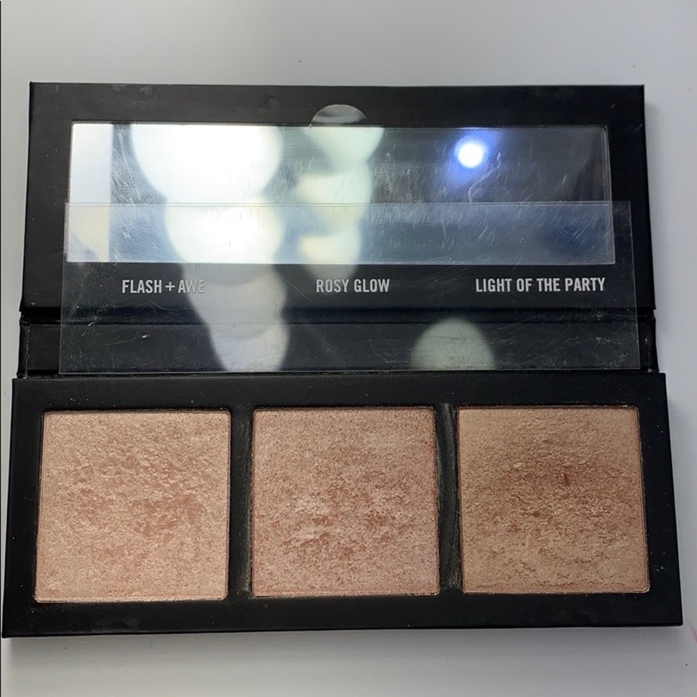 (2) MAC Hyper Real Glow Palette - Picture 8 of 9